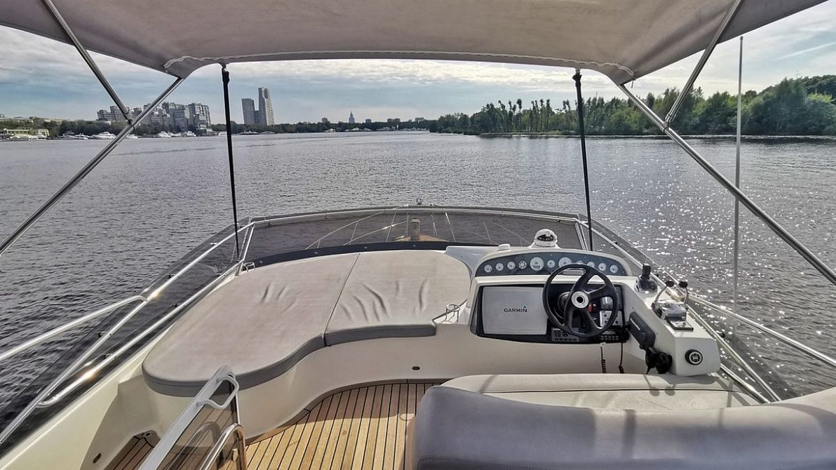 Аренда яхты Galeon 440 в Санкт-Петербурге - флайбридж